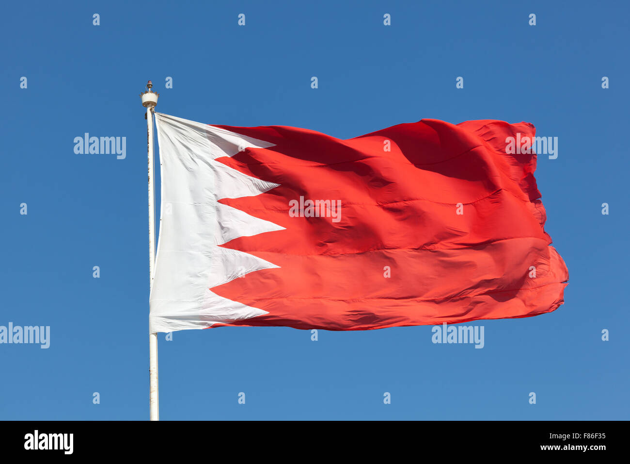 Bandiera nazionale del Regno del Bahrain, Medio Oriente Foto Stock