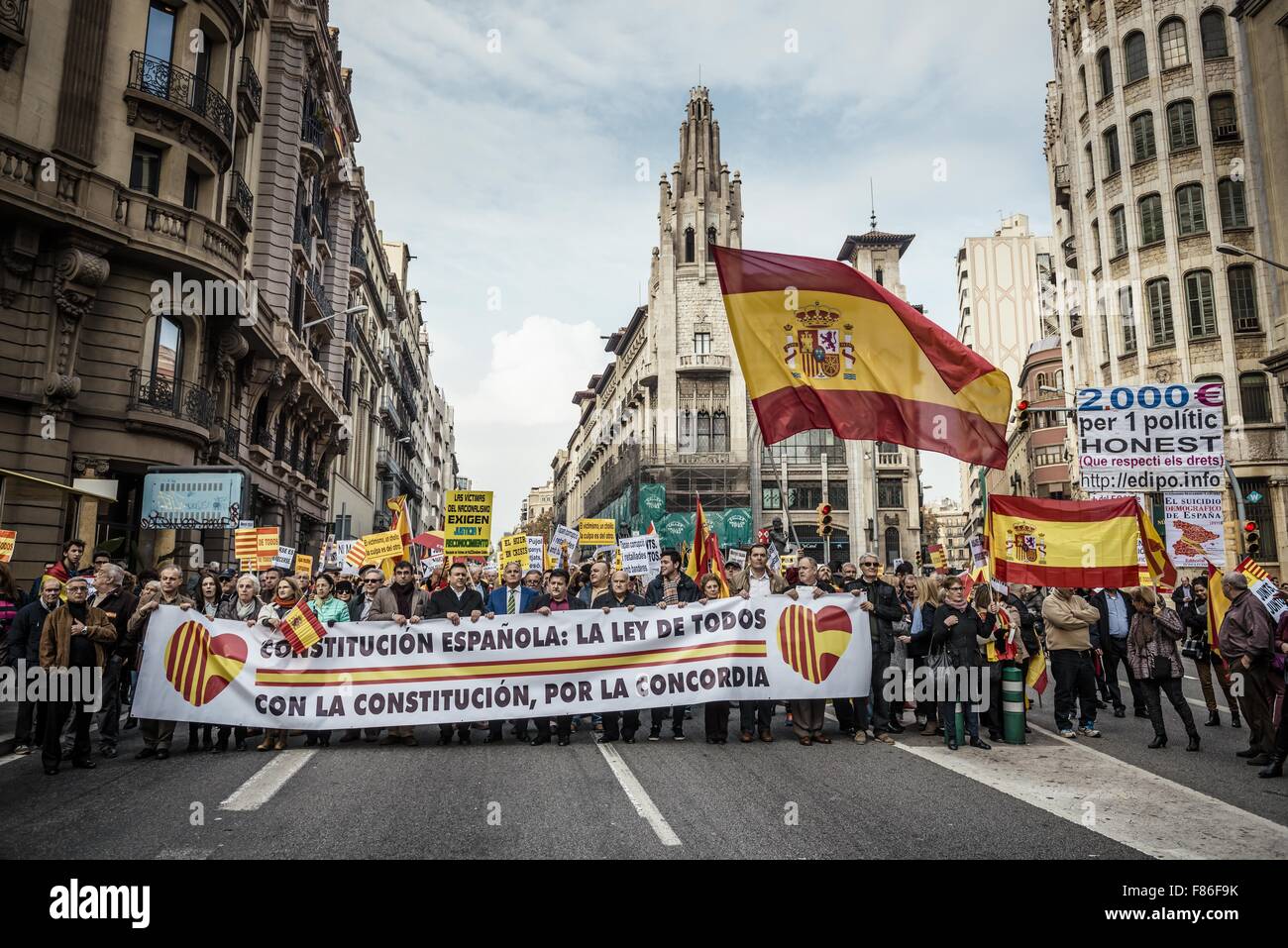 Barcellona, in Catalogna, Spagna. 6 dicembre, 2015. I dimostranti holding placards marzo dietro di loro banner per l'unità indissolubile della nazione spagnola e contro un ipotetico indipendenza della Catalogna sulla costituzione spagnola giorno. Credito: Matthias Oesterle/ZUMA filo/Alamy Live News Foto Stock