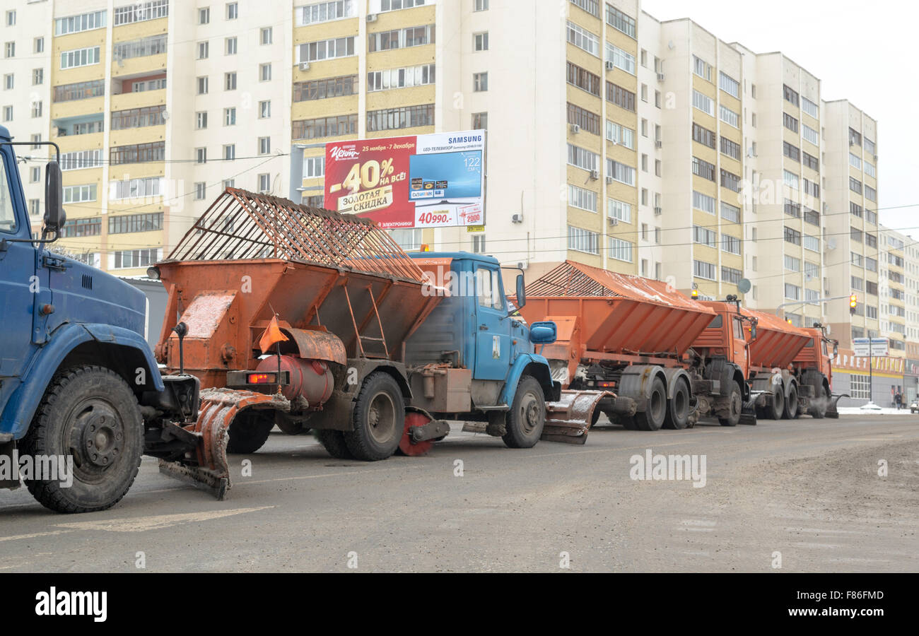 Il russo sgombero neve macchine rimuovono freschi di ghiaccio e neve dalle strade di una città a Ufa in Russia nel 2015 Foto Stock