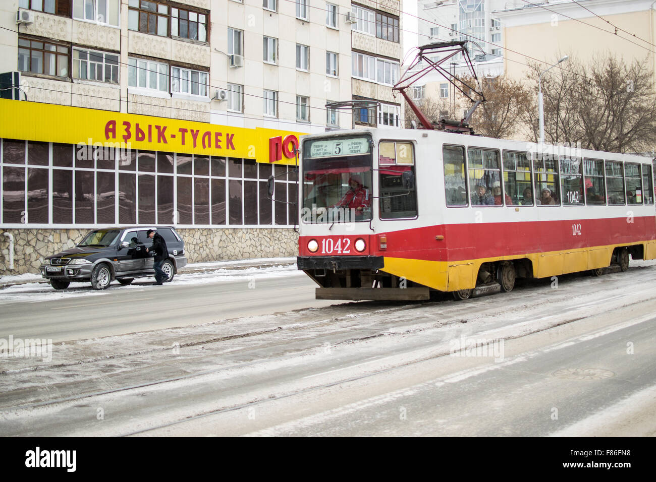 Alimentazione elettrica filobus o tram trasporta persone a lavorare nella città di Ufa, Russia nell'inverno del 2015. Foto Stock