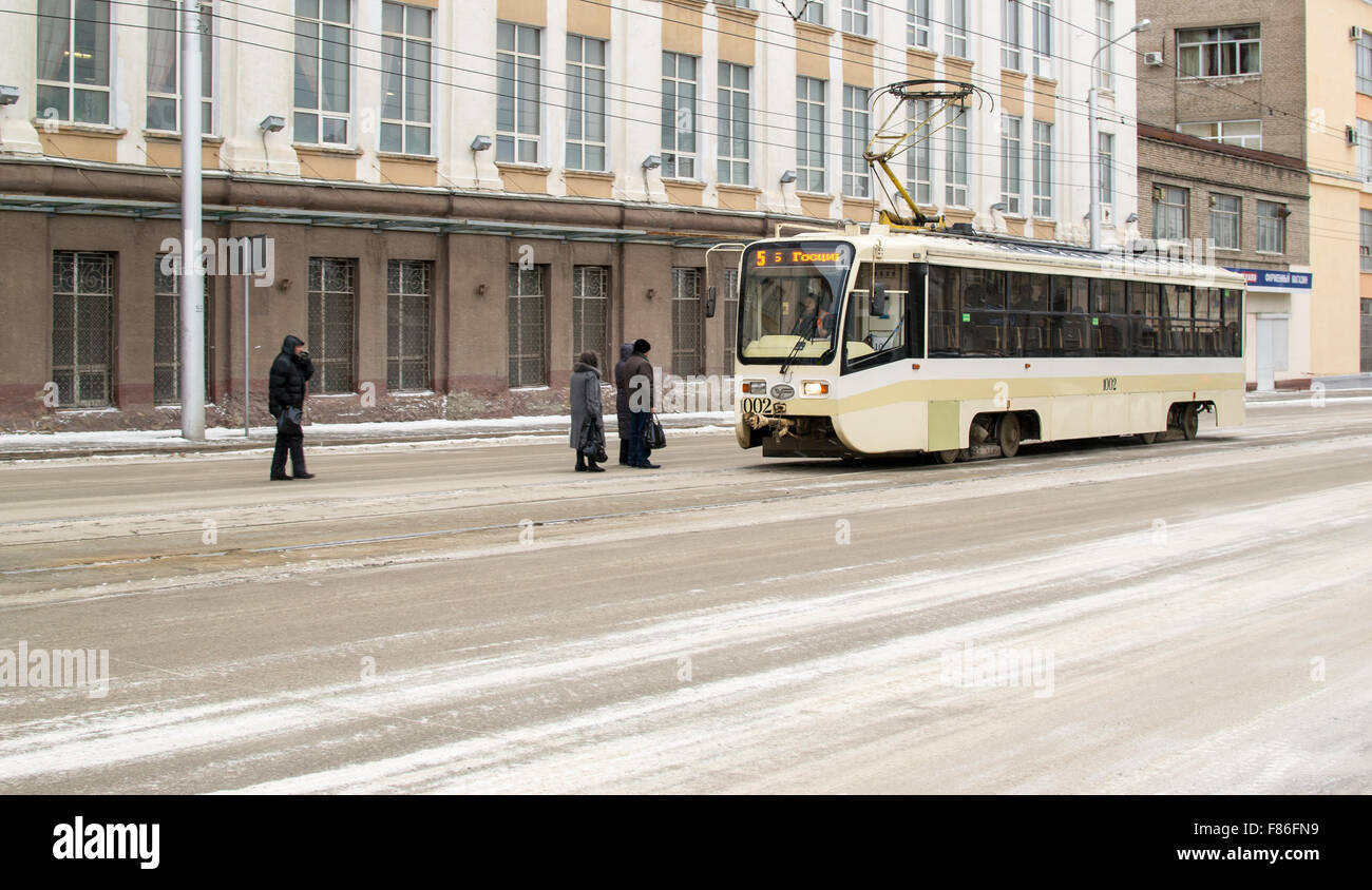 Alimentazione elettrica filobus o tram trasporta persone a lavorare nella città di Ufa, Russia nell'inverno del 2015. Foto Stock