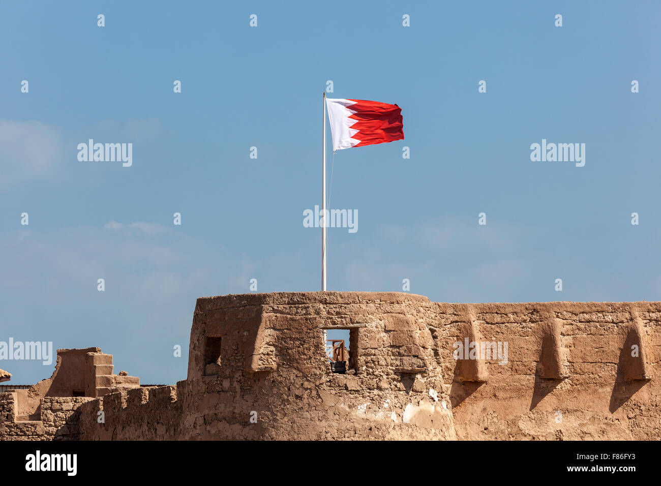 Arad storico fort con bandiera nazionale del Bahrein, Medio Oriente Foto Stock