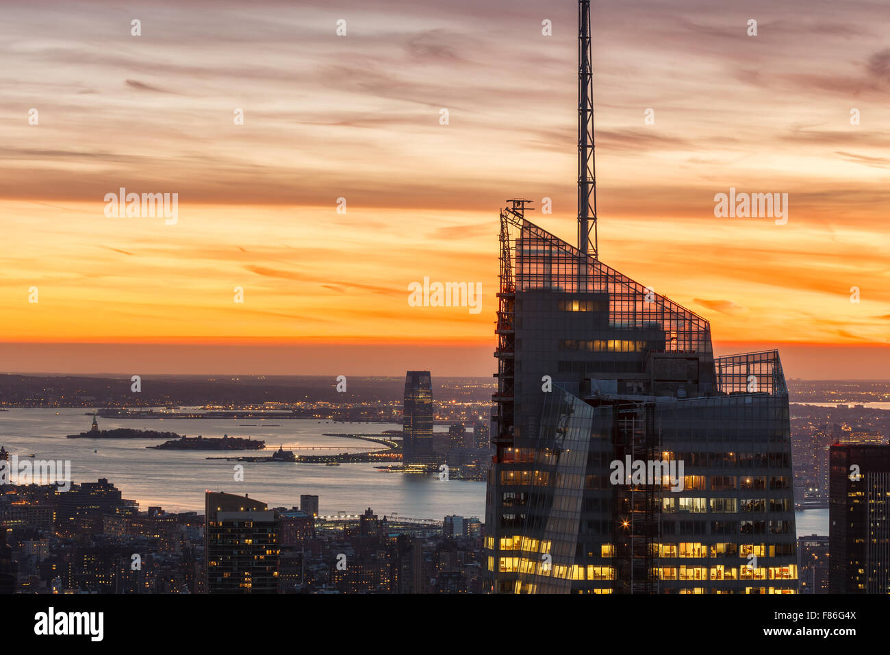 Vista aerea del centro cittadino di Manhattan e Bank of America Tower al tramonto. La Statua della Libertà viene visualizzato nel porto di New York. New York Foto Stock