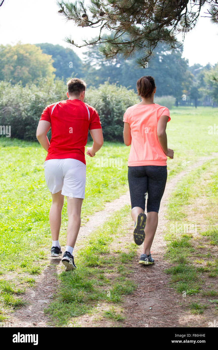 I giovani in esecuzione nel parco Foto Stock