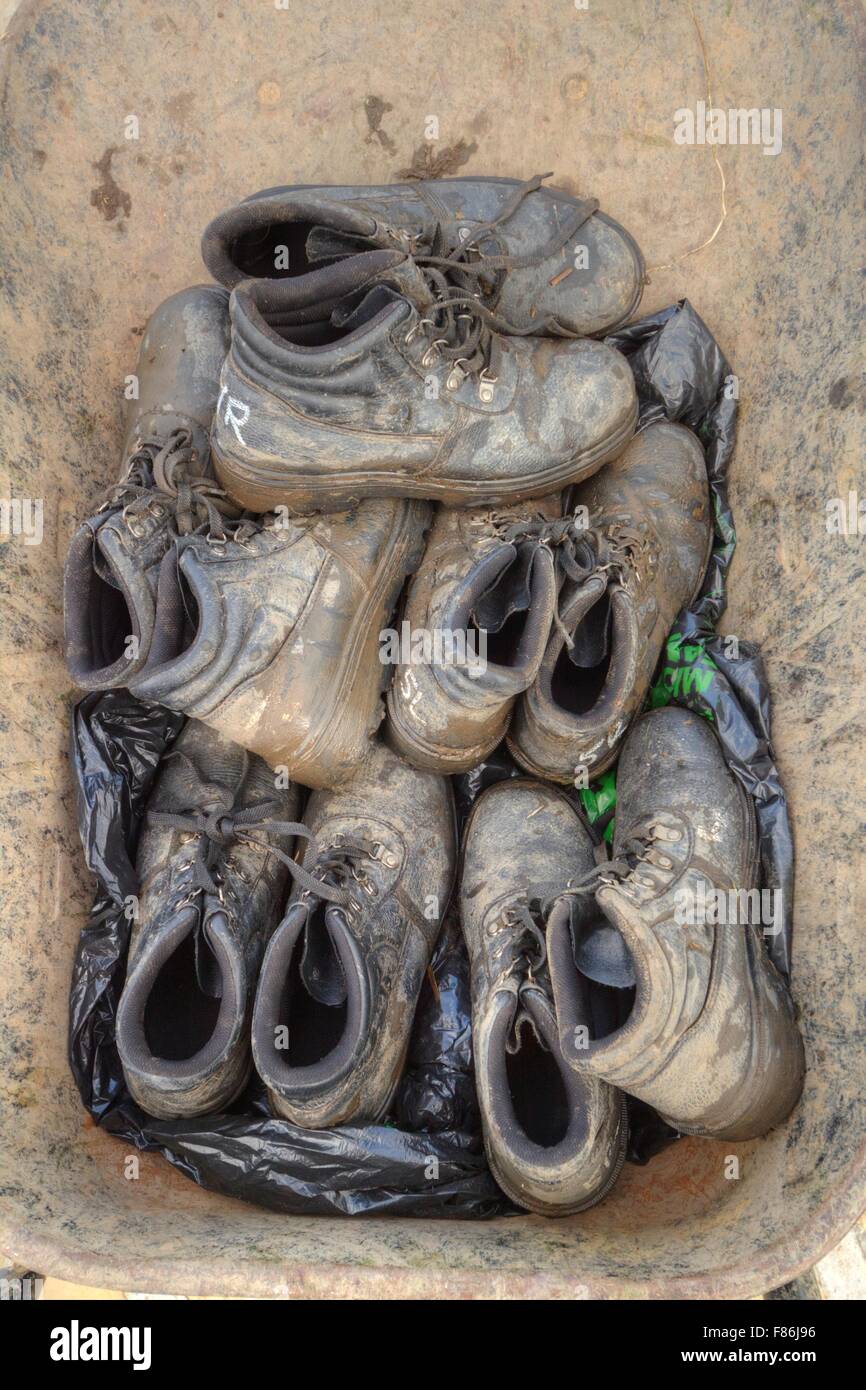 Fangoso stivali da lavoro in carriola, Fiume Tamigi Cleanup Foto Stock