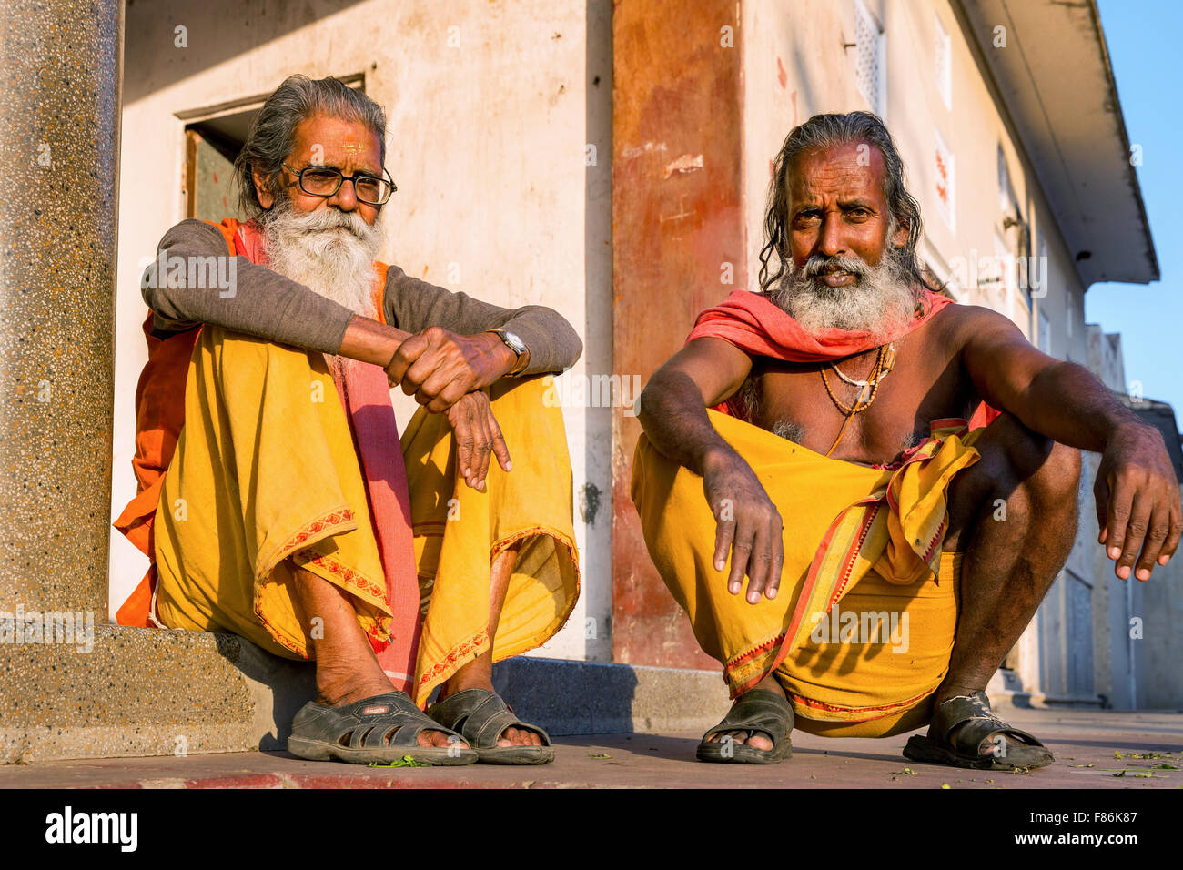 Due Sadhus, uomini santi, Galtaji, Khania-Balaji, Jaipur, Rajasthan, India Foto Stock