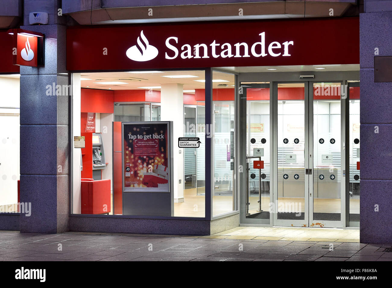 Santander banca retail su High Street a Cardiff, nel Galles del Sud. Foto Stock