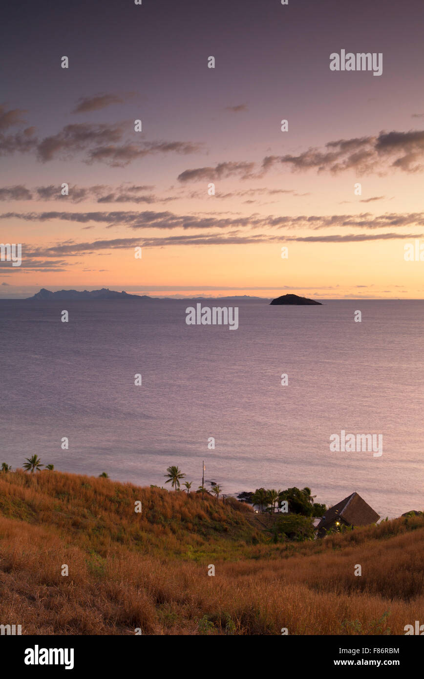 Tadrai Resort all'alba, e l'Isola di Mana, Isole della Mamanuca, Isole Figi Foto Stock