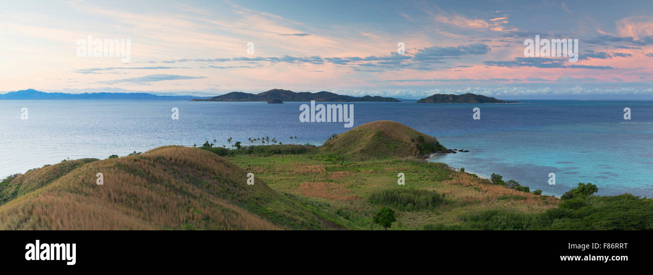 L'Isola di Mana all'alba, le Isole della Mamanuca, Isole Figi Foto Stock
