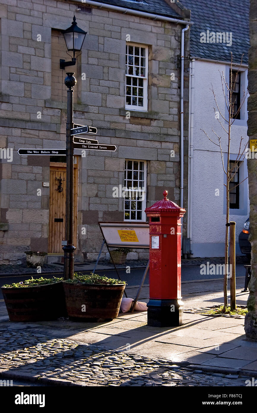 Red post box in Falkland fife Foto Stock