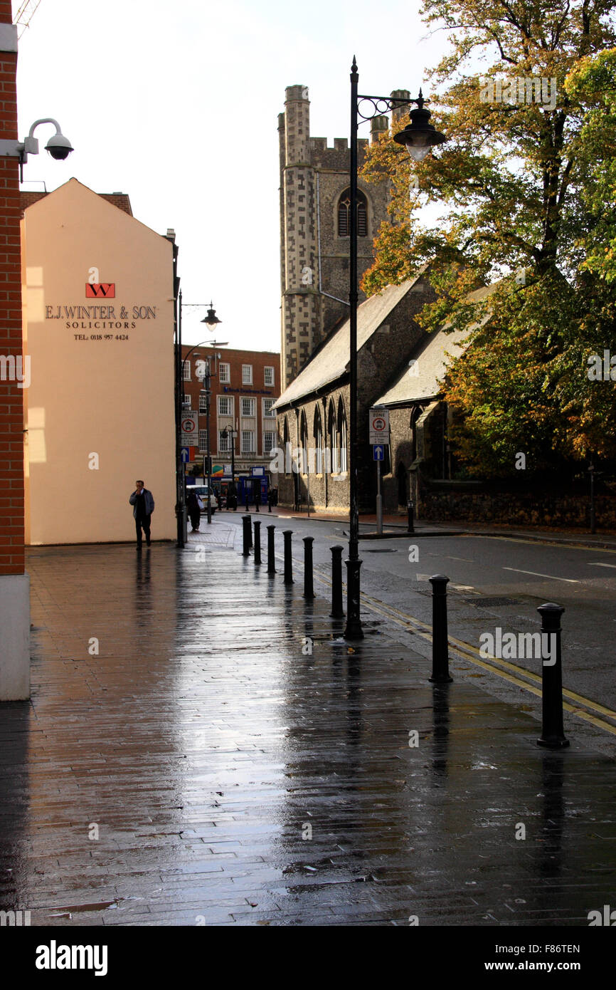 Berkshire guglia della chiesa e la strada Foto Stock