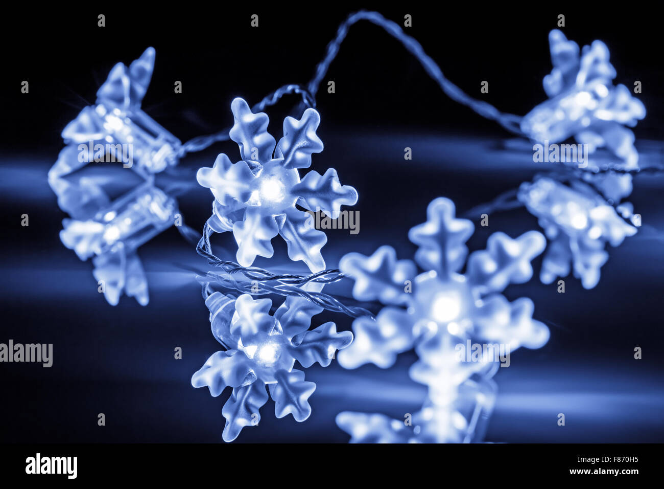 Luce di natale decorazione: close-up di blu forma fiocchi di neve luci elettriche, il fuoco selettivo Foto Stock