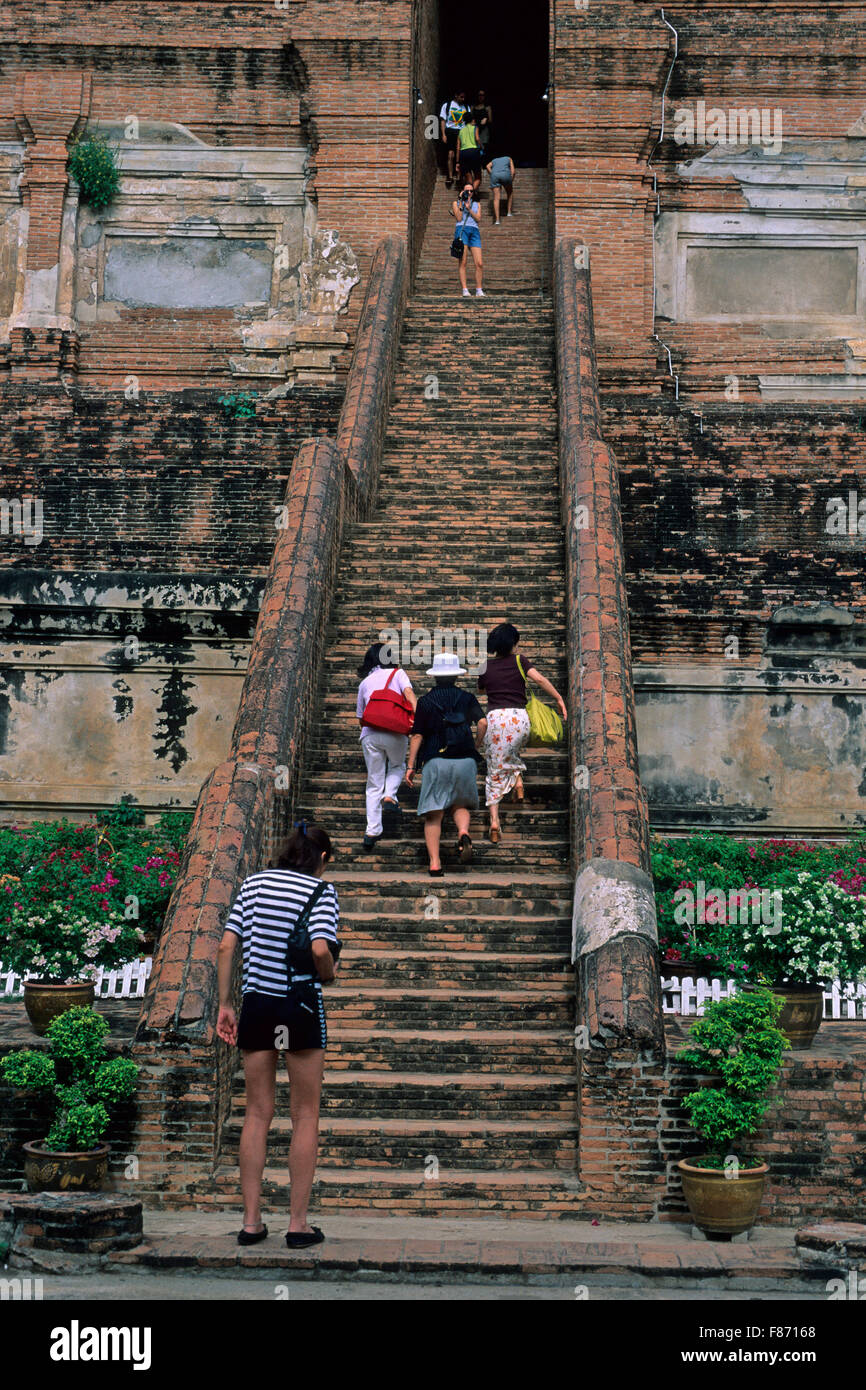 I turisti che visitano le rovine di Ayutthaya, parco storico, Sito Patrimonio Mondiale dell'UNESCO, Tailandia, Asia Foto Stock