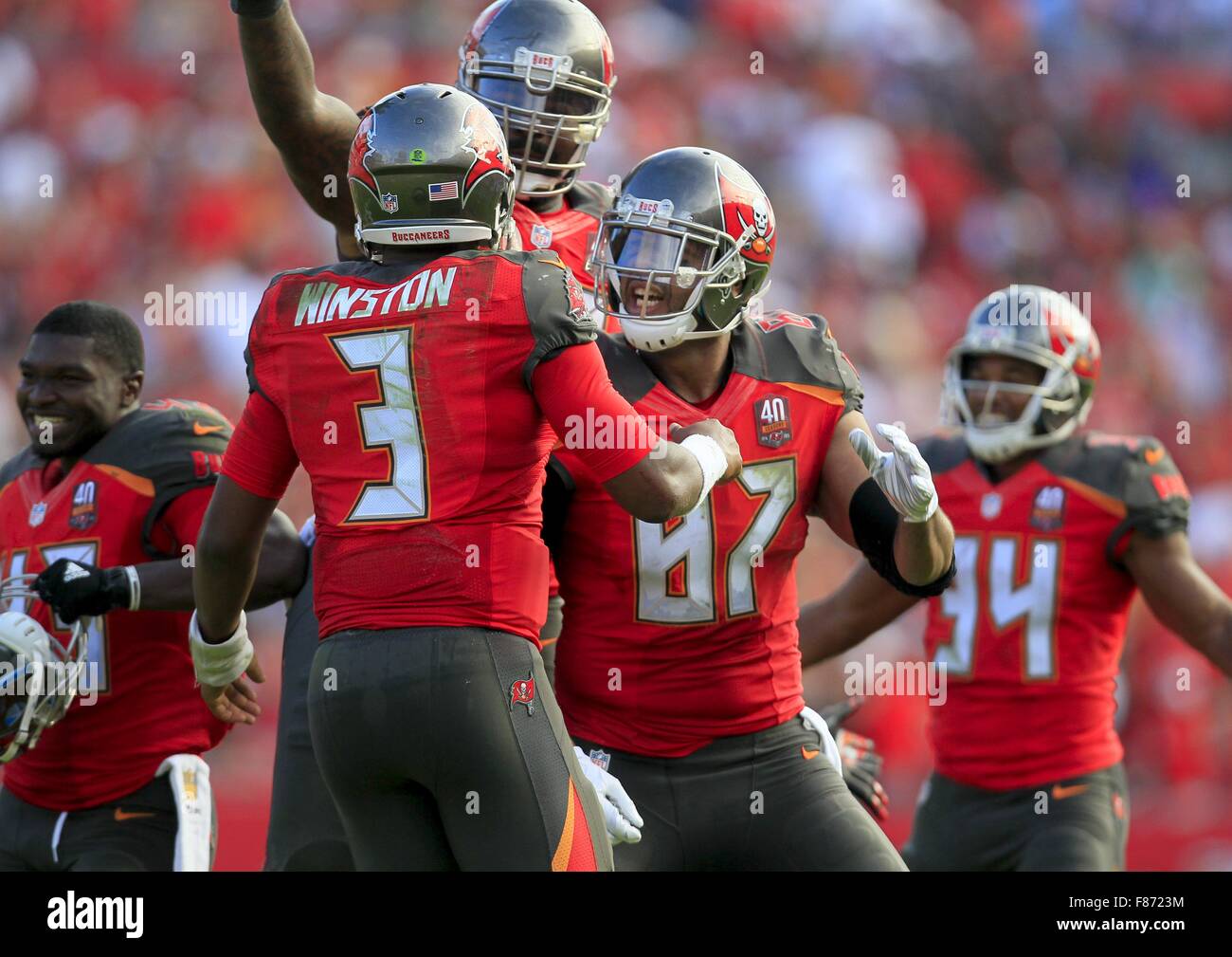 Tampa, Florida, Stati Uniti d'America. 6 dicembre, 2015. DIRK SHADD | Orari .Tampa Bay Buccaneers quarterback Jameis Winston (3) celebra il suo gioco vincendo sei yard touchdown di wide receiver Mike Evans (13) alla calotta 12 svolge, 80 metri, 5:16 rigido durante il quarto trimestre azione a Raymond James Stadium Domenica pomeriggio in Tampa (12/06/15) © Dirk Shadd/Tampa Bay volte/ZUMA filo/Alamy Live News Foto Stock