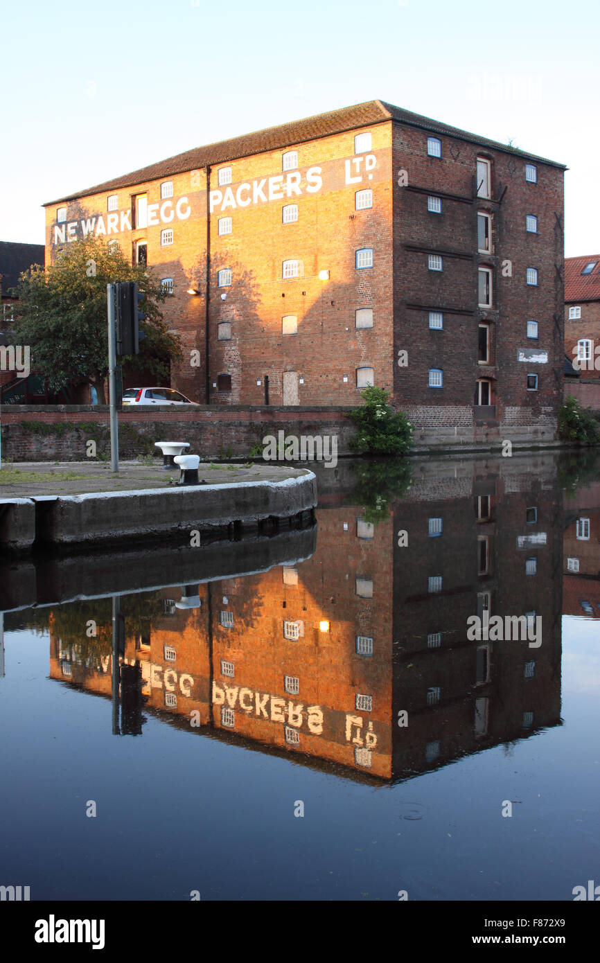 Uovo di Newark Packers edificio si riflette nel fiume Trento a Newark on Trent nottinghamshire Foto Stock