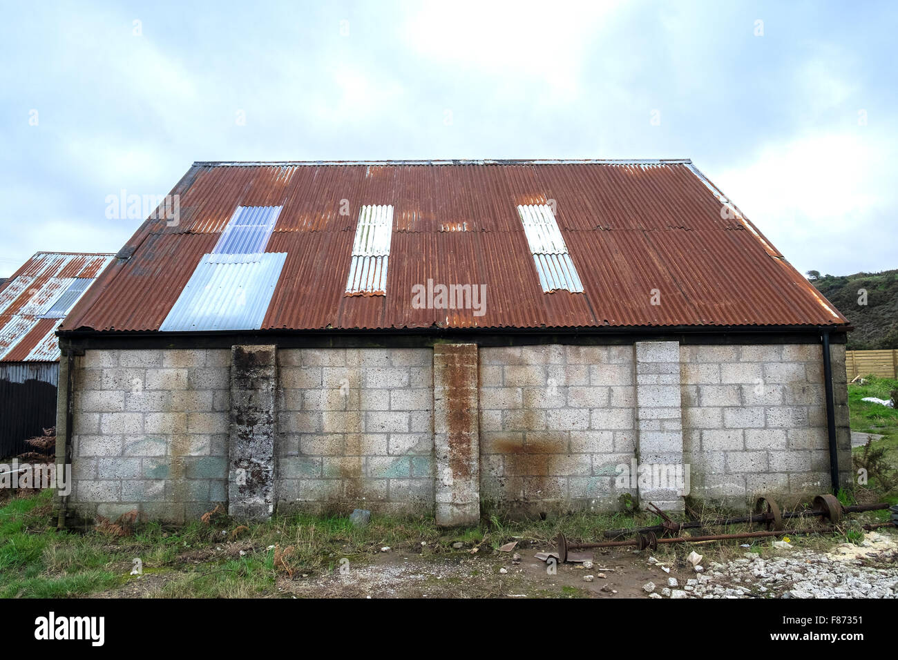 Un vecchio edificio industriale con un ferro corrugato tetto Foto Stock