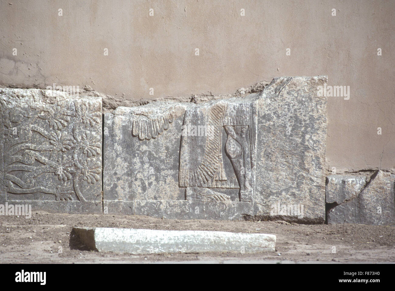 Pietra scolpita rilievi, stele e iscrizioni cuneiformi presso il Palazzo Reale di Re Ashurnasirapal II a Nimrud, Ninive Provincia Foto Stock