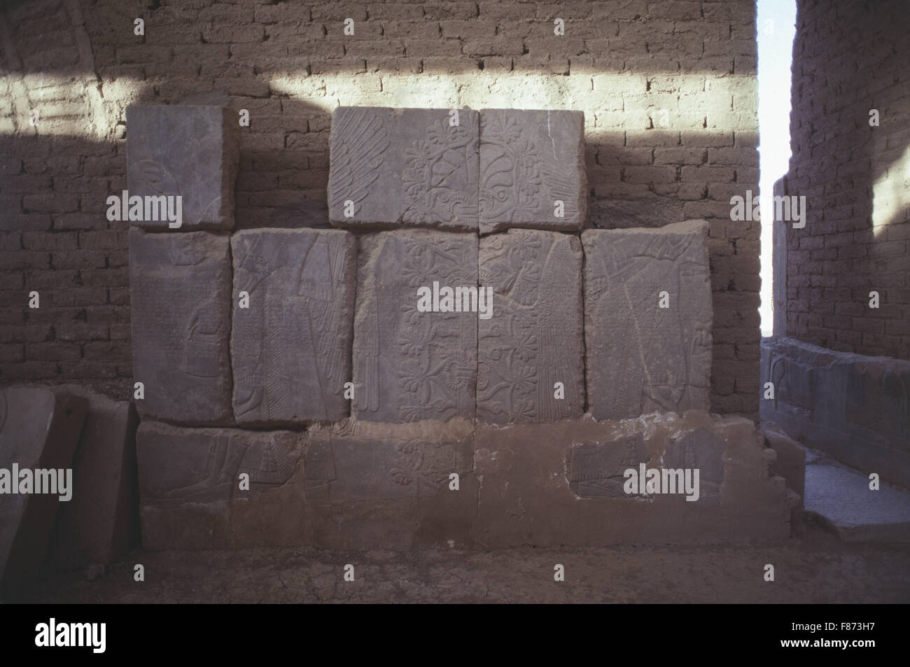 Pietra scolpita rilievi, stele e iscrizioni cuneiformi presso il Palazzo Reale di Re Ashurnasirapal II a Nimrud, Ninive Provincia Foto Stock