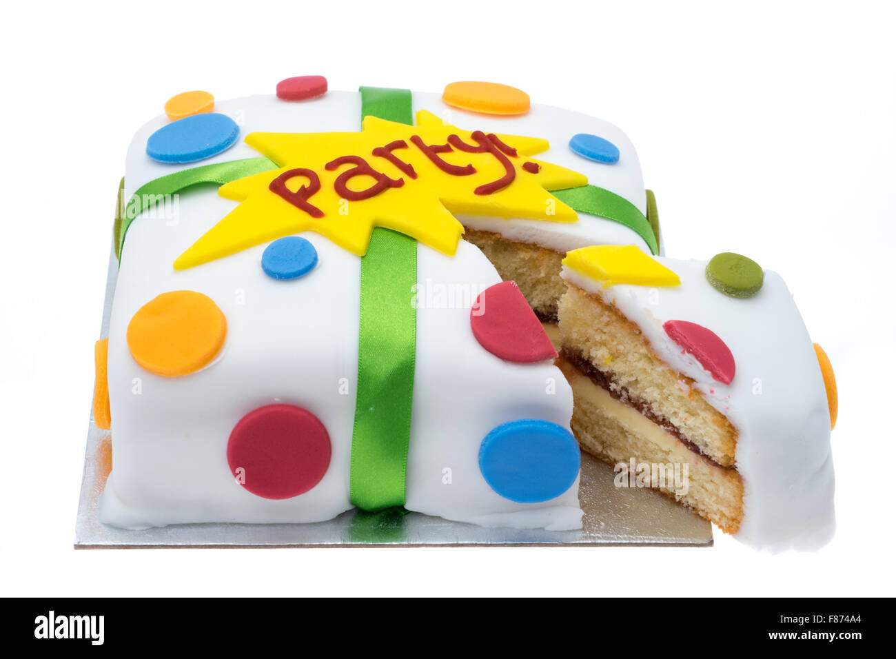 Un partito celebrazione torta con una fetta rimosso Foto Stock