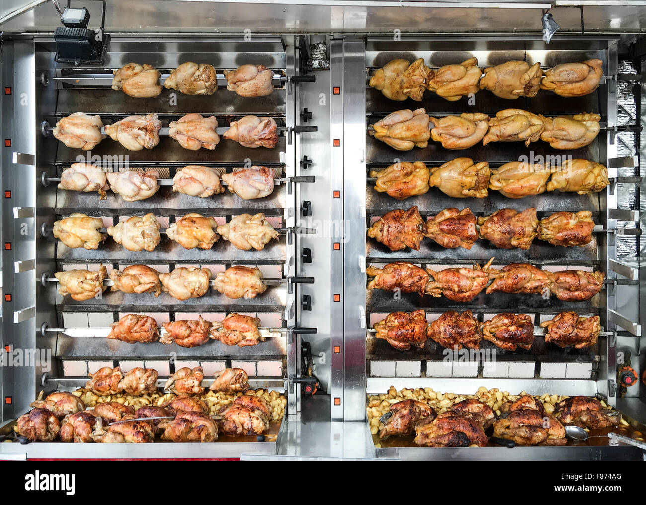 Rotisserie polli essendo spiedo in un francese street market Foto Stock