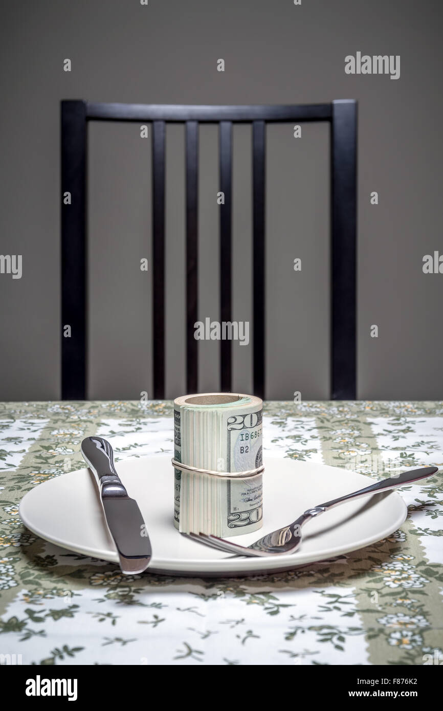 Borra in dollari americani serviti sulla piastra con coltello e forchetta collocato sul tavolo - un concetto di business Foto Stock