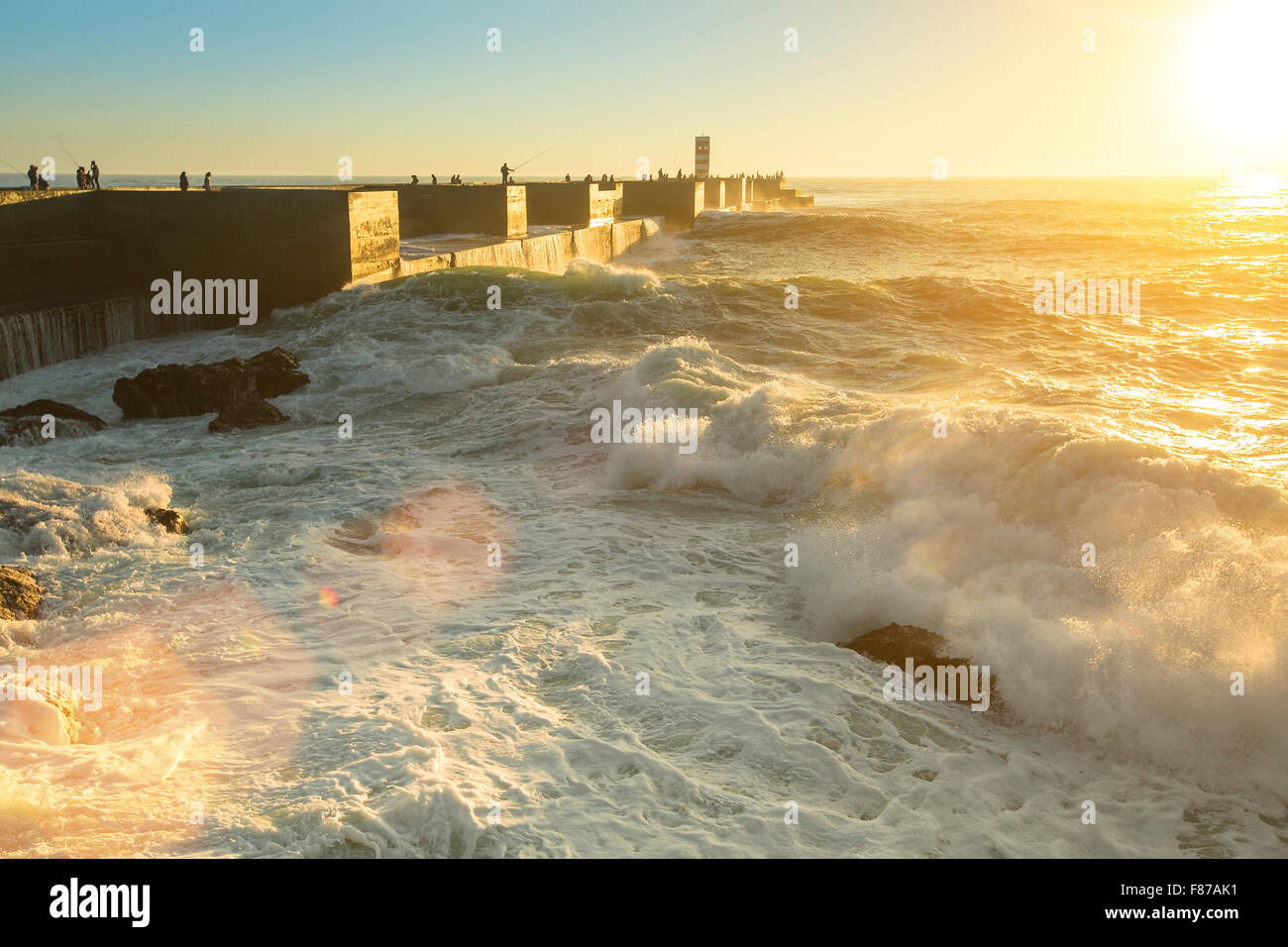 Ocean Surf presso il molo durante il tramonto da favola. Foto Stock