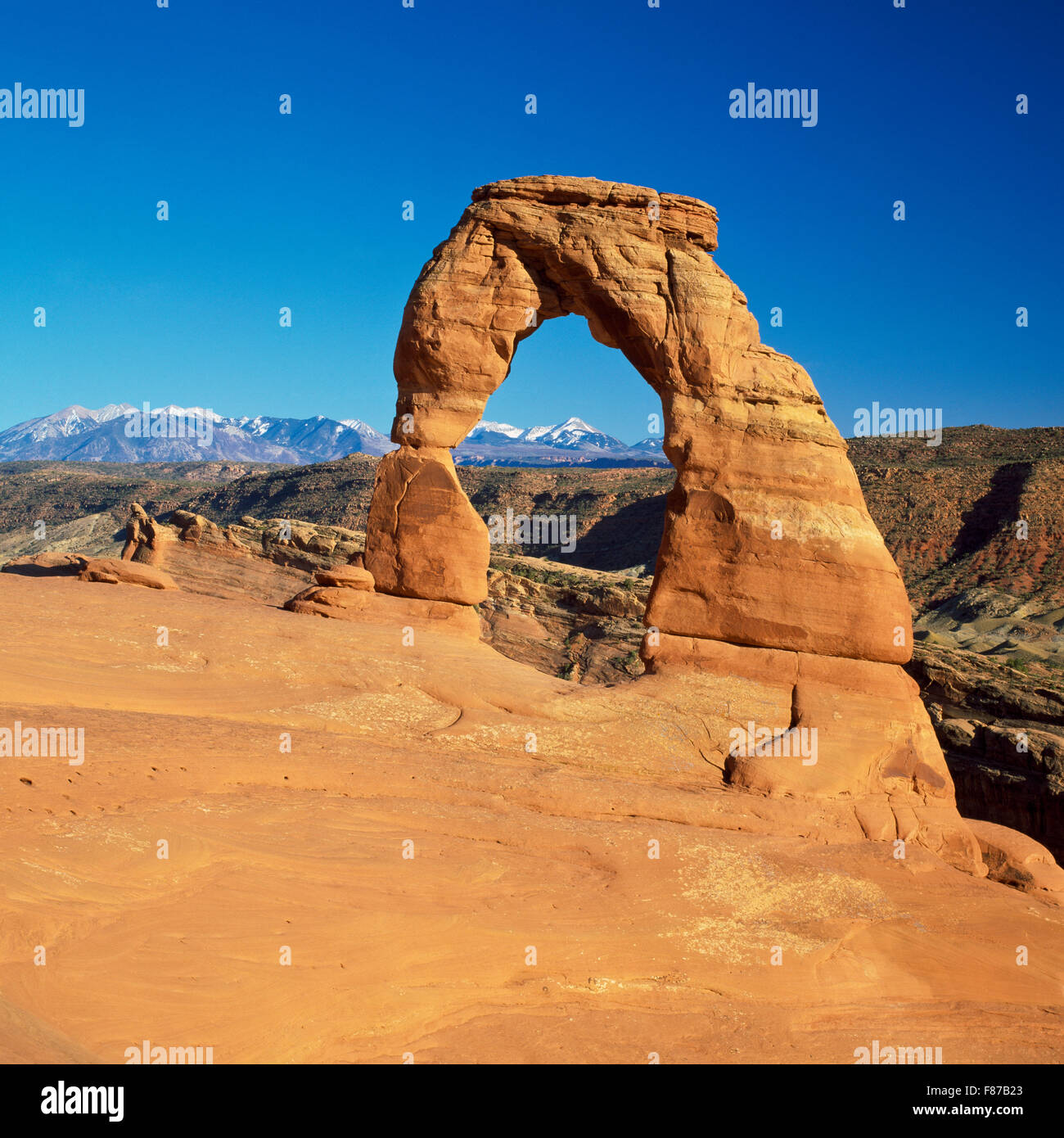 delicato arco in archi parco nazionale e la sal montagne in lontananza vicino a moab, utah Foto Stock