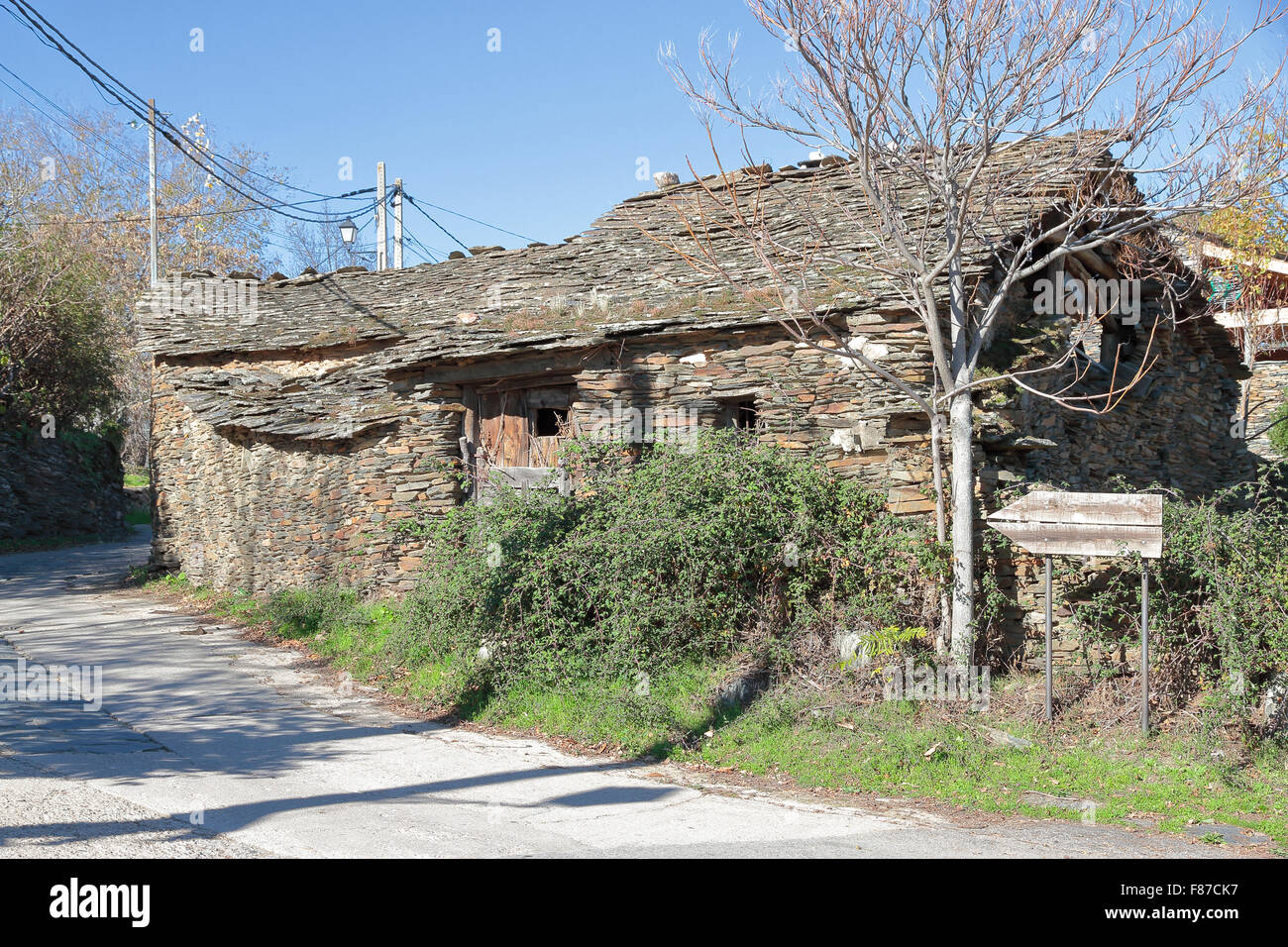 Abbandonato casa costruita con ardesia presso il villaggio di Campillo de Ranas nella provincia di Guadalajara, Spagna. Foto Stock