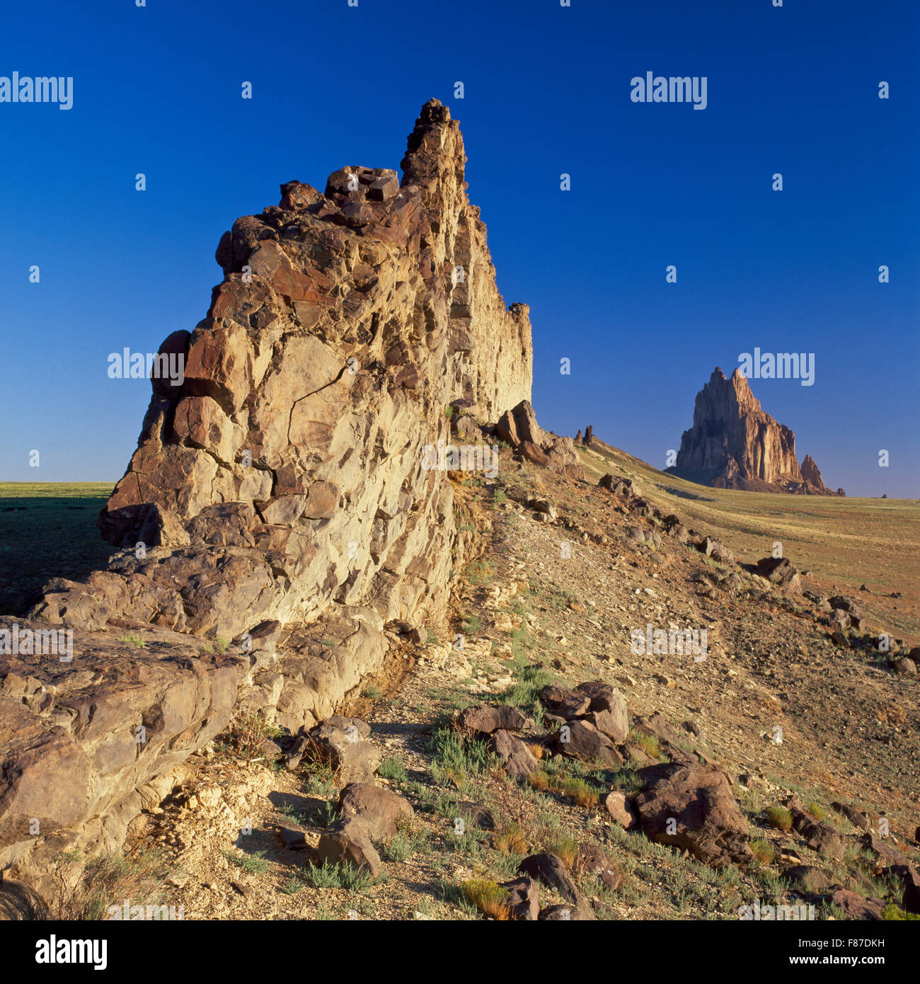 diga vulcanica e picco di shiprock lontano sulla riserva indiana navajo vicino shiprock, nuovo messico Foto Stock