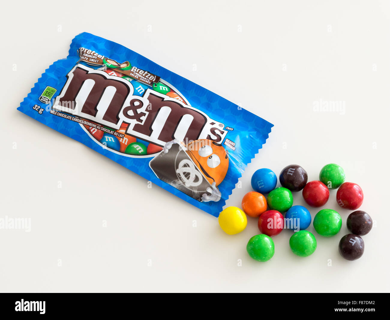 Pretzel M&M's, una caramella prodotta da Marte, Inc. Canadian confezionamento mostrato. Foto Stock