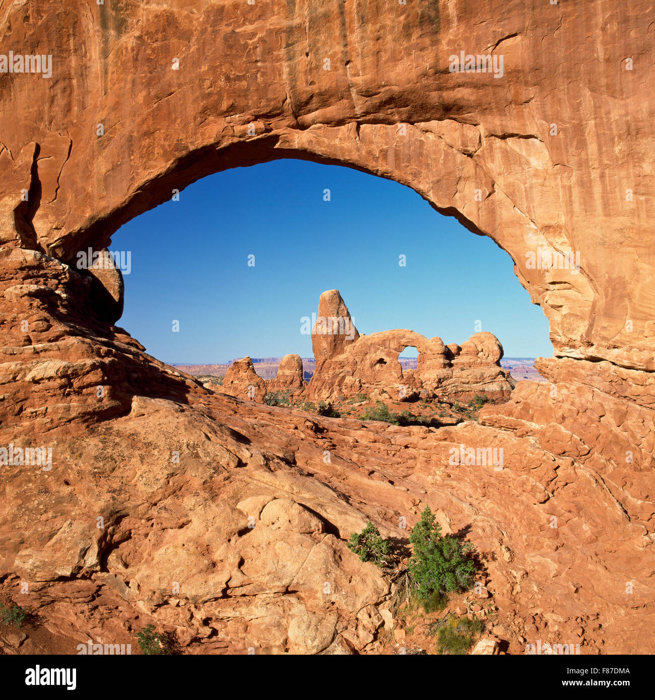 La torretta arch visto attraverso la finestra del nord nel Parco Nazionale di Arches nei pressi di Moab, Utah Foto Stock