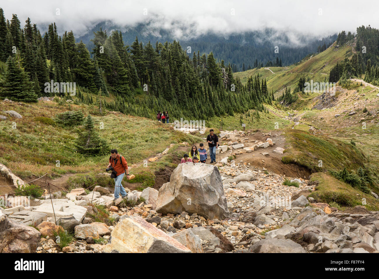 Gli escursionisti a piedi fino alla montagna dal Paradiso centro visitatori Il Parco Nazionale del Monte Rainier, Washington, Stati Uniti d'America Foto Stock