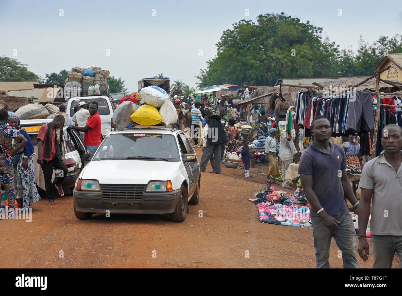 Mercato a cielo aperto che si tiene ogni quattro giorni in Keti, Togo Foto Stock