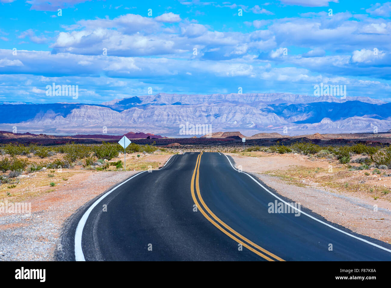 La Valle del Fuoco autostrada e la scena del deserto. La Valle del Fuoco del parco statale, Nevada, Stati Uniti. Foto Stock