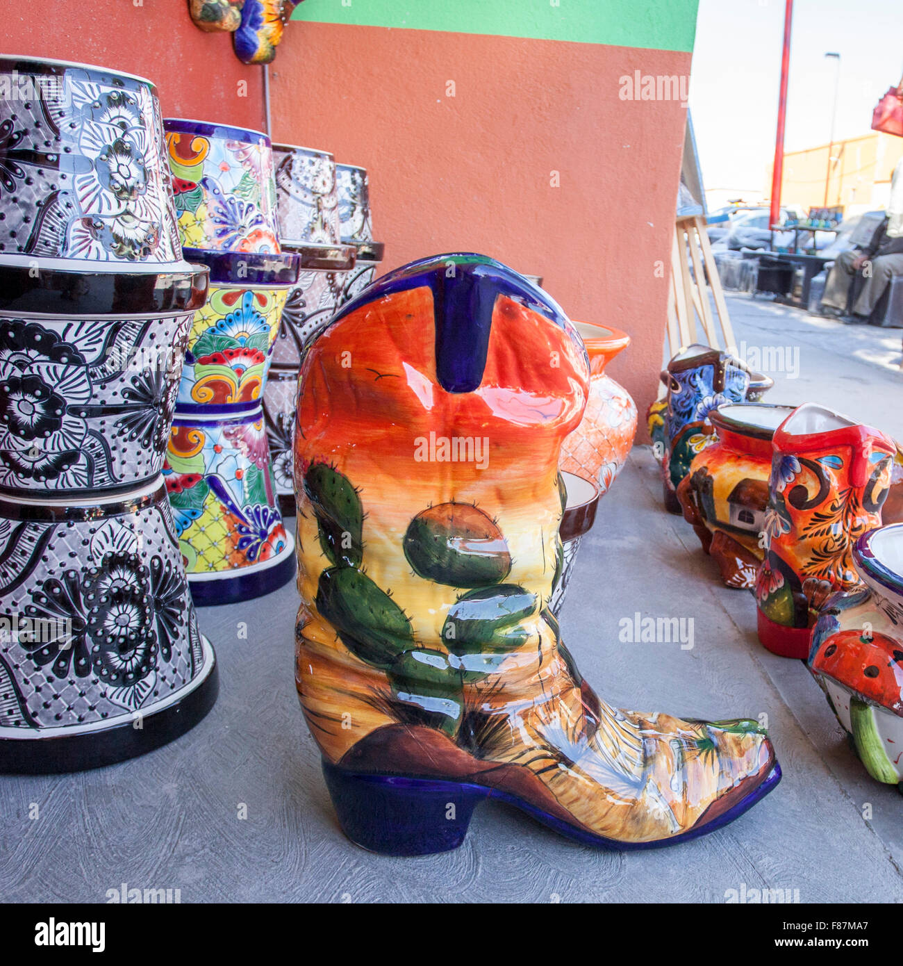 Ceramiche colorate cowboy boot in un mercato di strada, Dolores Hidalgo, Guanajuato, Messico. Foto Stock