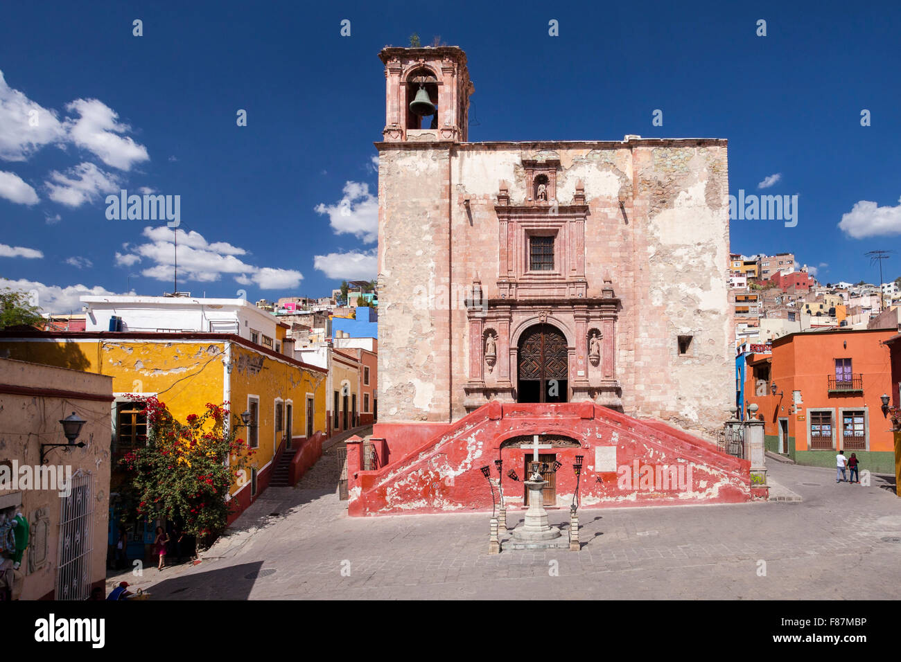 Il San Roque chiesa e plaza in Guanajuato, Messico. Foto Stock