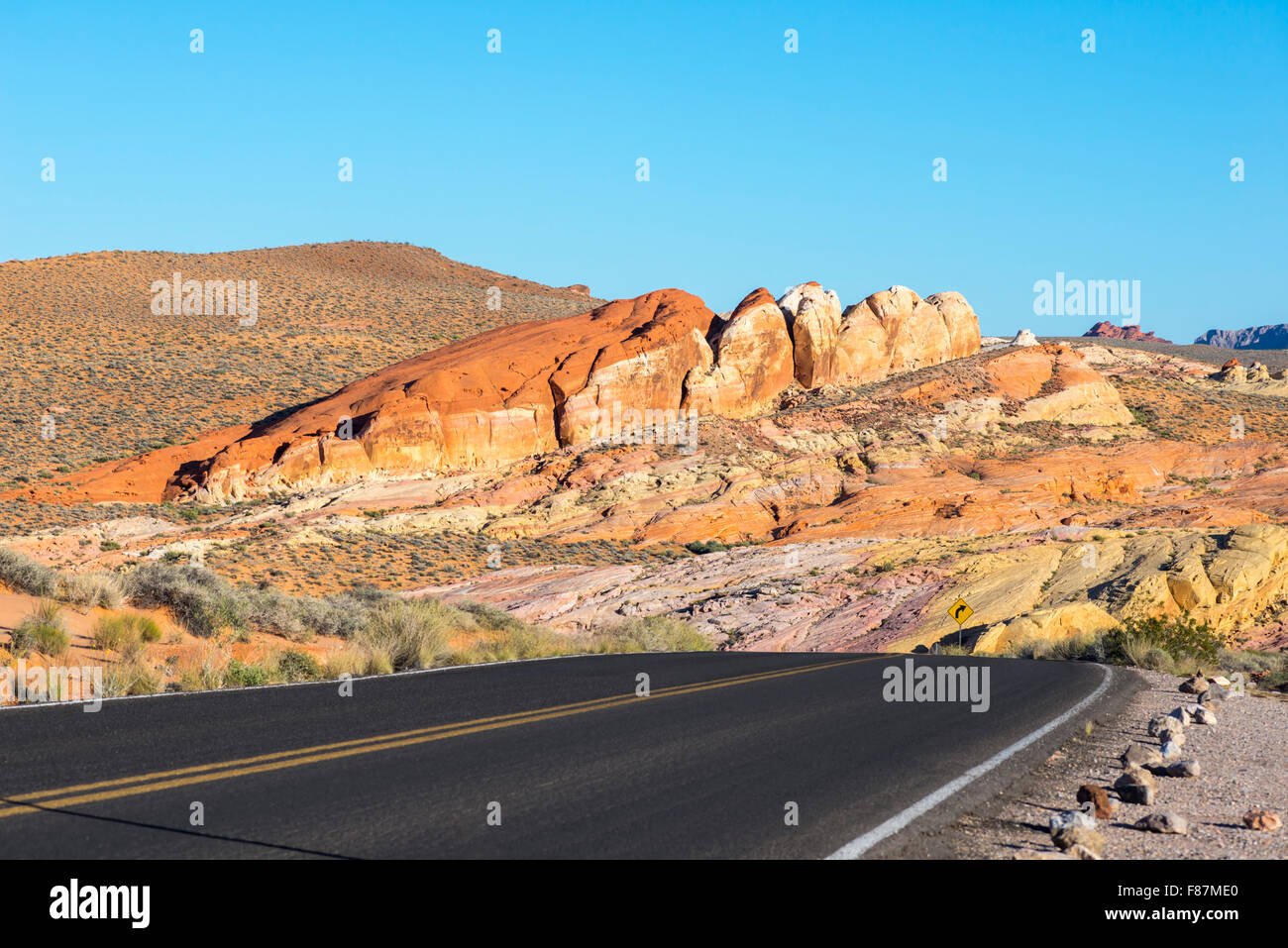 New Scenic 5 posti auto su strada e il paesaggio del deserto. La Valle del Fuoco del parco statale, Nevada, Stati Uniti. Foto Stock