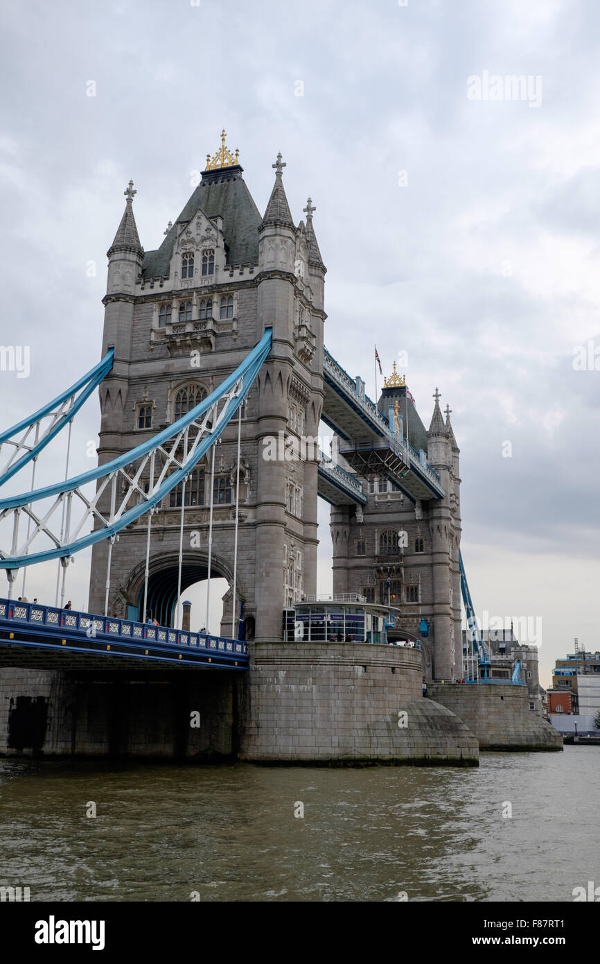 Il Tower Bridge oltre il Tamigi a Londra in Inghilterra Foto Stock