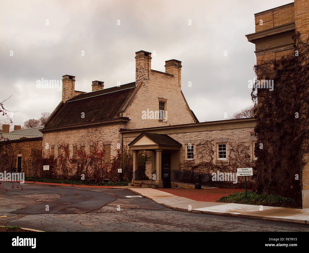 I motivi della George Eastman House e Museo di Rochester, New York su un nuvoloso giorno di autunno Foto Stock