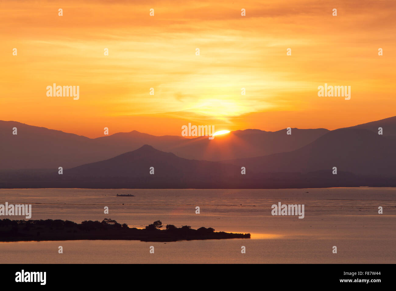 Alba sul lago Yuriria, Guanajuato, Messico. Foto Stock