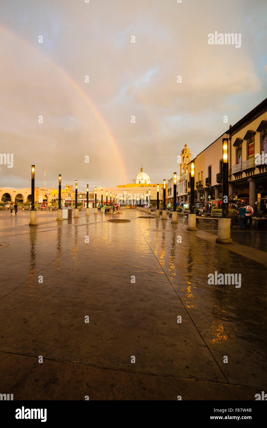 Rainbow e riflessioni sulla plaza di Irapuato, Guanajuato, Messico. Foto Stock