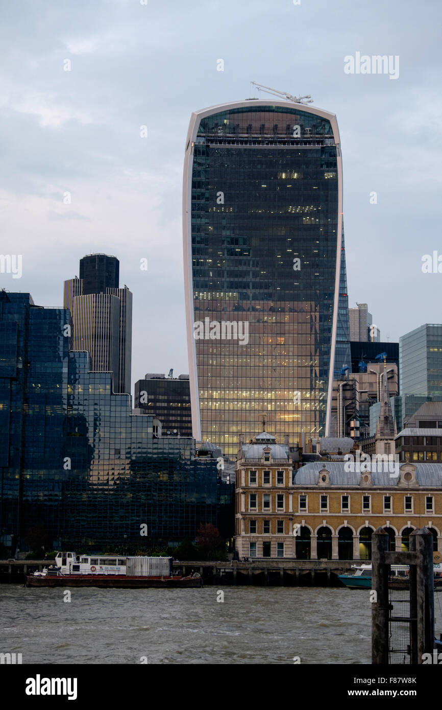 Il post-moderna struttura conosciuta come 20 Fenchurch Street domina questa vista della zona di Southbank di Londra, Inghilterra. Foto Stock