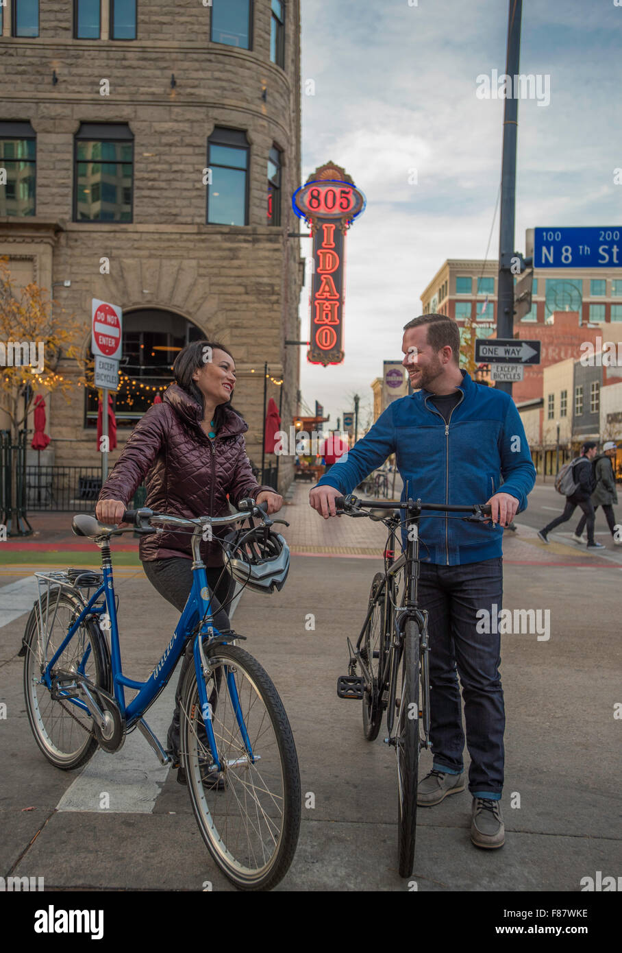 Bikers godetevi un giro in centro a Boise, Idaho su una bella serata Foto Stock