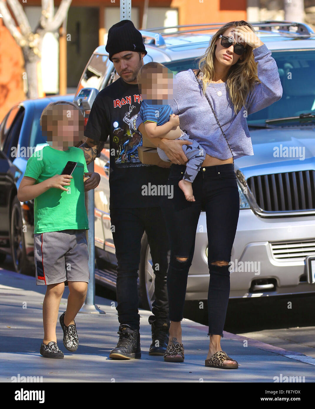 Pete Wentz ha preso i suoi figli Bronx e SAN per il pranzo con la fidanzata Meagan Camper. Essi abbiamo cenato al burro dolce Cucina in Sherman Oaks. Dotato di: Pete Wentz, Saint Wentz, Mowgli Bronx Wentz, Meagan Camper dove: Sherman Oaks in California, in California, regno Foto Stock