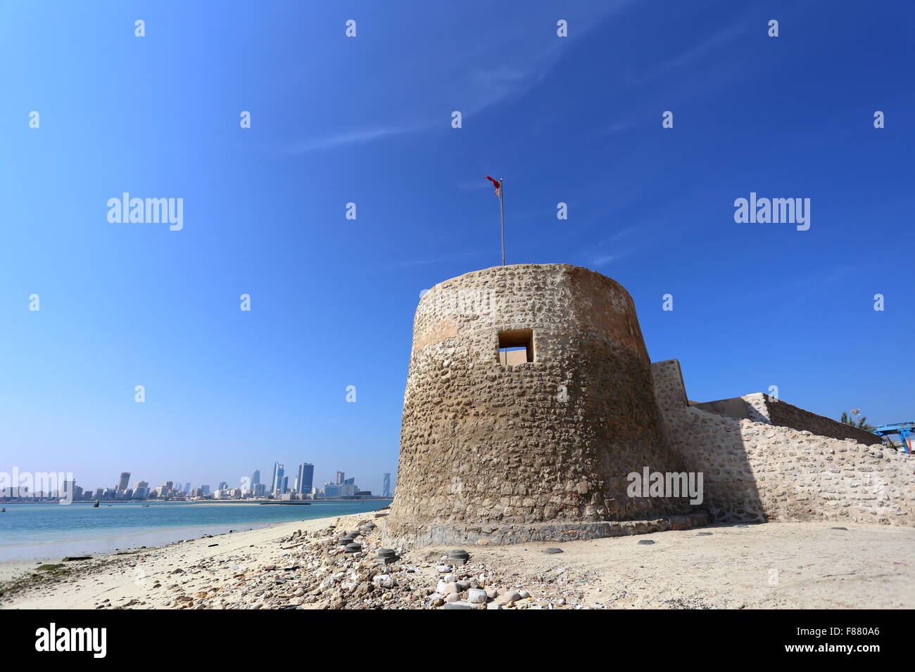 Bu Maher Fort, Muharraq, l'inizio del Bahrain il sentiero madreperlante, con Manama in background, Regno del Bahrein Foto Stock