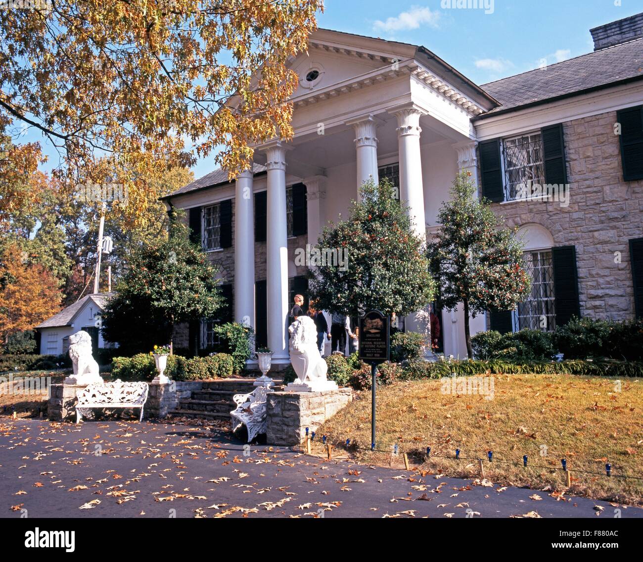 Vista frontale di Graceland, la casa di Elvis Presley, durante l'autunno, Memphis, Tennessee, Stati Uniti d'America. Foto Stock