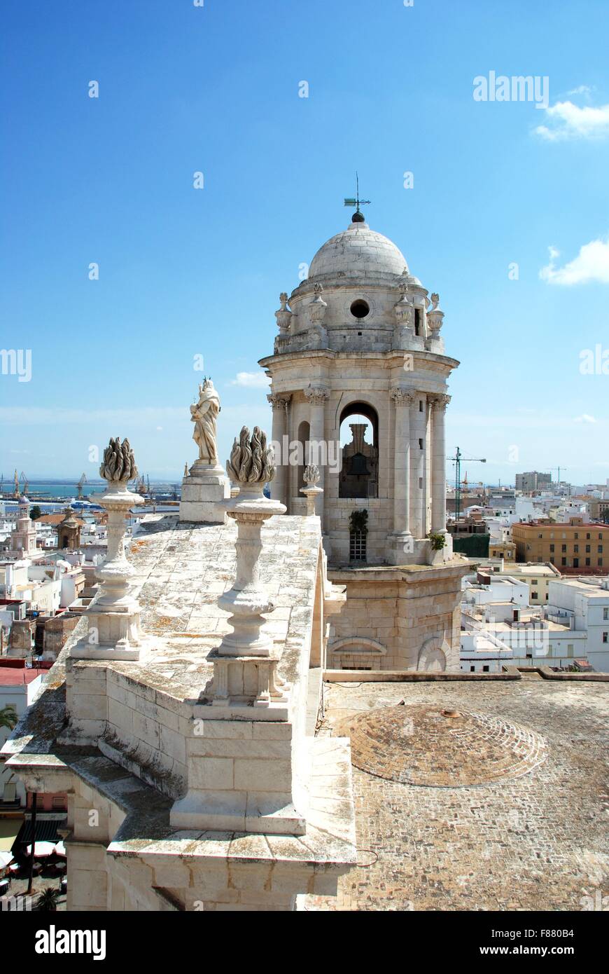 Est della torre campanaria e statue sul tetto della cattedrale di Cadice, la provincia di Cadiz Cadice, Andalusia, Spagna, Europa occidentale. Foto Stock