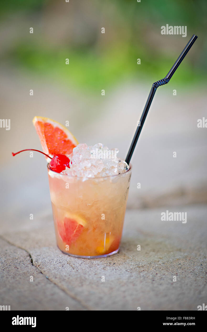 Bevande rinfrescanti cocktail tropicale " Absolut Sunbeam' nel periodo estivo Foto Stock