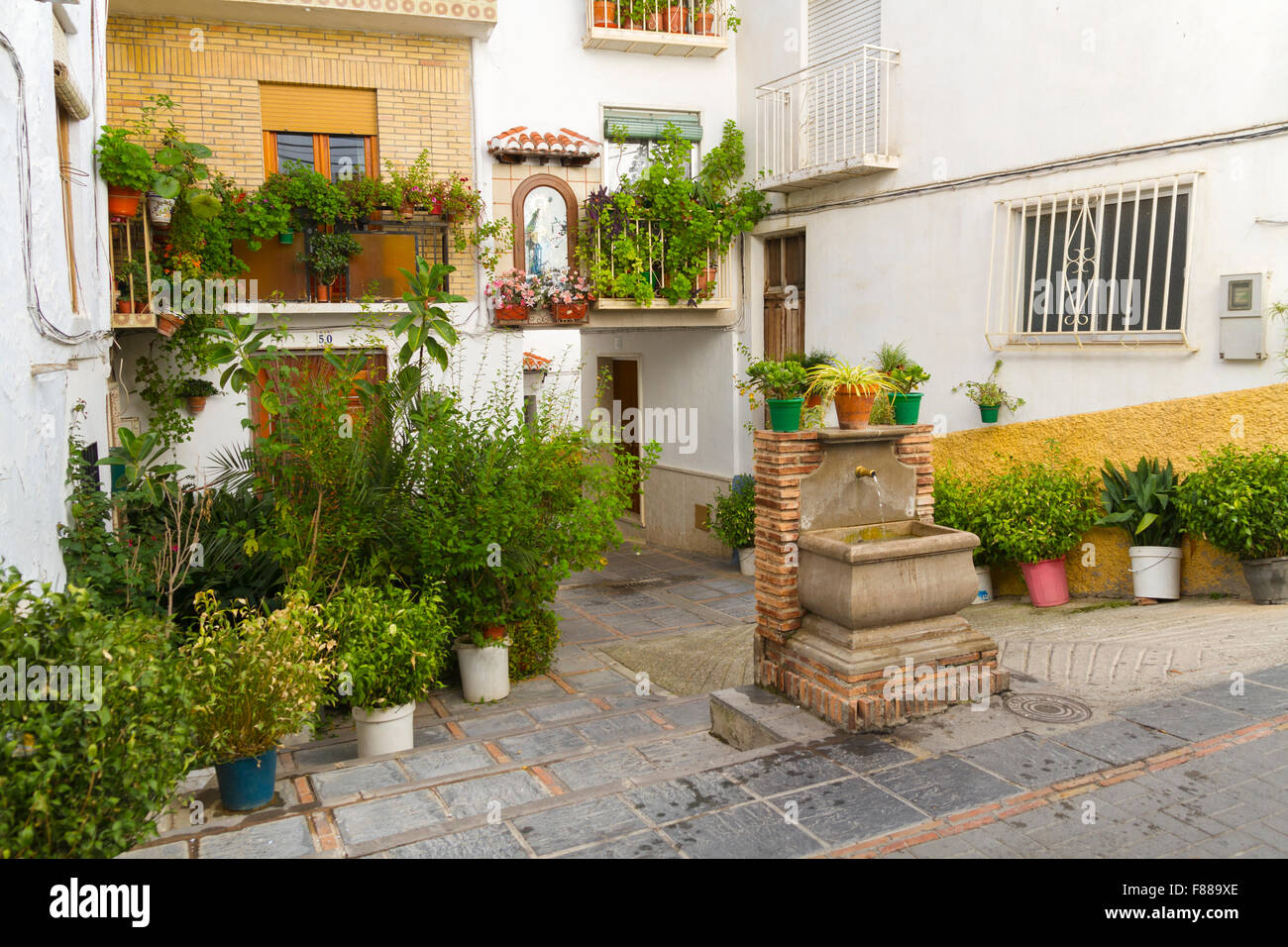 Il piccolo villaggio spagnolo di Lanjaron, che è famosa per le sue acque sorgive con gli spagnoli in visita a bere l'acqua che si ipotizza di cure Foto Stock
