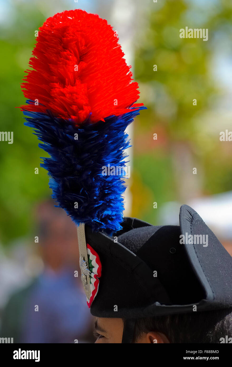 Chiudere fino giù bicorne piumati carabinieri, poliziotti italiani Foto Stock